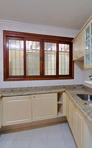 Casa à venda com 180m², 3 quartos e 3 vagas Casa à venda com 180m², 3 quartos e 3 vagasCozinha