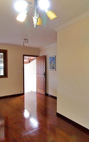 Casa à venda com 180m², 3 quartos e 3 vagas Casa à venda com 180m², 3 quartos e 3 vagasSala