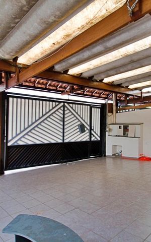 Casa à venda com 180m², 3 quartos e 3 vagas Casa à venda com 180m², 3 quartos e 3 vagasGaragem