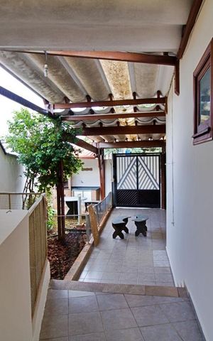 Casa à venda com 180m², 3 quartos e 3 vagas Casa à venda com 180m², 3 quartos e 3 vagasÁrea Externa