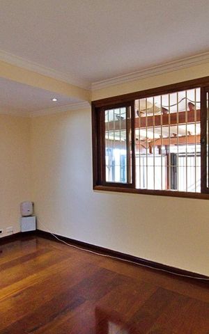 Casa à venda com 180m², 3 quartos e 3 vagas Casa à venda com 180m², 3 quartos e 3 vagasSala
