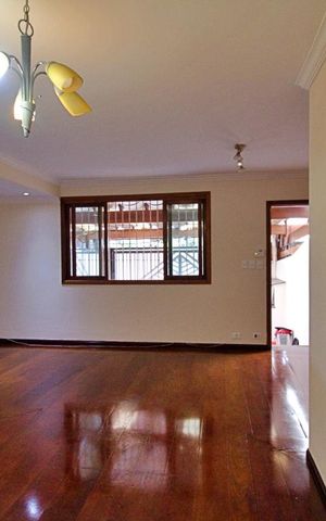Casa à venda com 180m², 3 quartos e 3 vagas Casa à venda com 180m², 3 quartos e 3 vagasSala