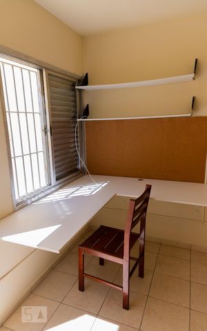 Casa à venda com 320m², 5 quartos e 2 vagas Casa à venda com 320m², 5 quartos e 2 vagasQuarto dos fundos