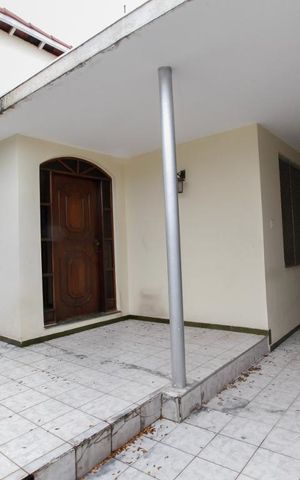 Casa à venda com 320m², 5 quartos e 2 vagas Casa à venda com 320m², 5 quartos e 2 vagasFachada