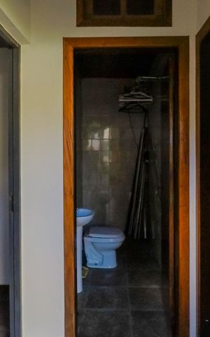 Casa à venda com 250m², 3 quartos e 8 vagasBanheiro de Serviço