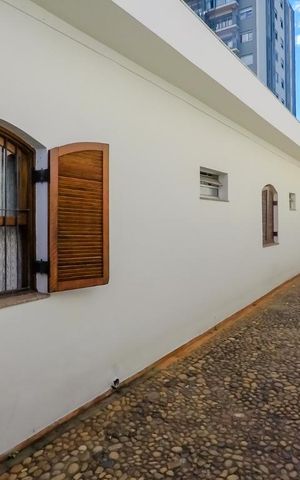 Casa à venda com 250m², 3 quartos e 8 vagasCorredor Laeteral
