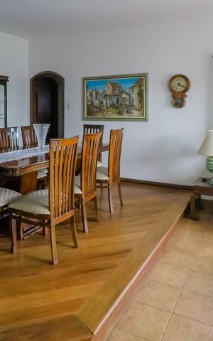 Casa à venda com 250m², 3 quartos e 8 vagasSala