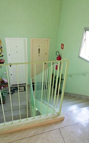 Apartamento para alugar com 55m², 2 quartos e 1 vagaEscada de entrada