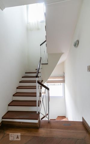 Casa para alugar com 360m², 3 quartos e 6 vagasEscadas