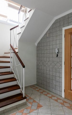 Casa para alugar com 360m², 3 quartos e 6 vagasCozinha - Escadas