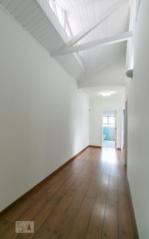 Casa para alugar com 360m², 3 quartos e 6 vagasCorredor Piso Superior