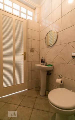 Casa para alugar com 360m², 3 quartos e 6 vagasÁrea de Serviço - Banheiro 