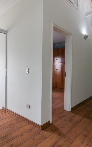 Casa para alugar com 360m², 3 quartos e 6 vagasCorredor Piso Superior