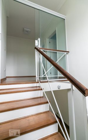 Casa para alugar com 360m², 3 quartos e 6 vagasEscadas Piso Superior