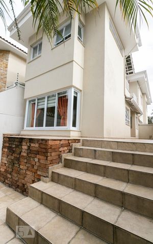 Casa para alugar com 360m², 3 quartos e 6 vagasFachada