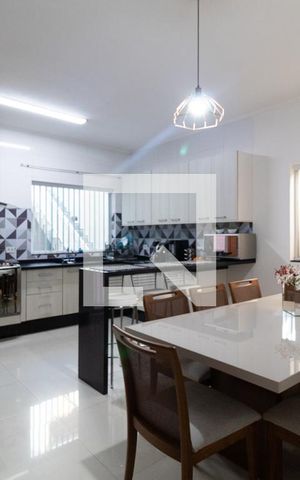 Casa à venda com 220m², 3 quartos e 2 vagas