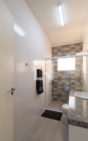 Casa à venda com 220m², 3 quartos e 2 vagas Casa à venda com 220m², 3 quartos e 2 vagasBanheiro