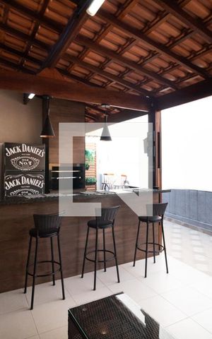 Casa à venda com 220m², 3 quartos e 2 vagas Casa à venda com 220m², 3 quartos e 2 vagasChurrasqueira