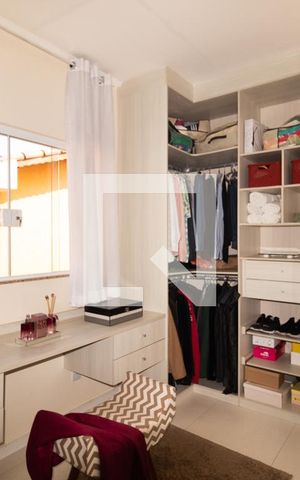 Casa à venda com 220m², 3 quartos e 2 vagas Casa à venda com 220m², 3 quartos e 2 vagasCloset da suíte