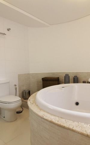 Apartamento à venda com 210m², 5 quartos e 4 vagasBanheiro da suíte 4