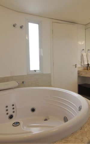 Apartamento à venda com 210m², 5 quartos e 4 vagasBanheiro da suíte 4