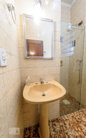 Casa à venda com 233m², 4 quartos e 2 vagas Casa à venda com 233m², 4 quartos e 2 vagasBanheiro 1