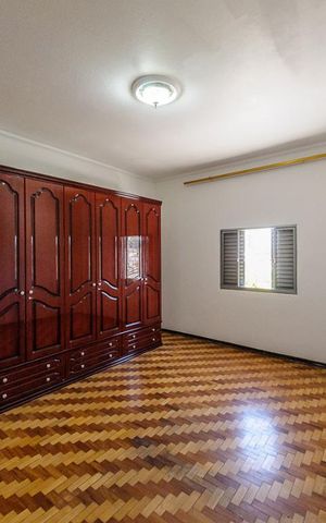 Casa à venda com 233m², 4 quartos e 2 vagas Casa à venda com 233m², 4 quartos e 2 vagasQuarto 2
