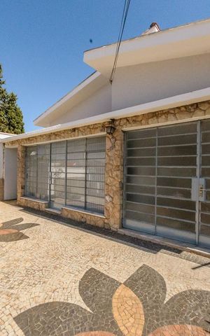 Casa à venda com 233m², 4 quartos e 2 vagas Casa à venda com 233m², 4 quartos e 2 vagasFachada