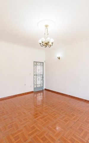 Casa à venda com 233m², 4 quartos e 2 vagas Casa à venda com 233m², 4 quartos e 2 vagasSala