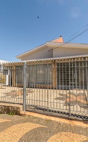 Casa à venda com 233m², 4 quartos e 2 vagas Casa à venda com 233m², 4 quartos e 2 vagasFachada