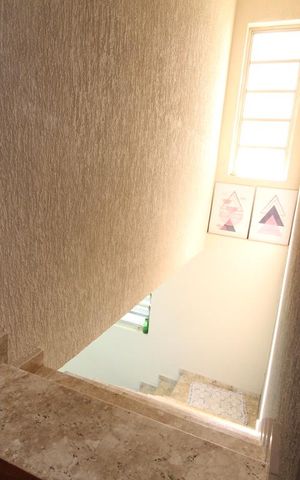 Casa para alugar com 201m², 3 quartos e 2 vagasEscada