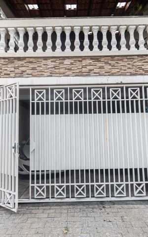 Casa à venda com 300m², 2 quartos e 1 vaga Casa à venda com 300m², 2 quartos e 1 vagaFachada