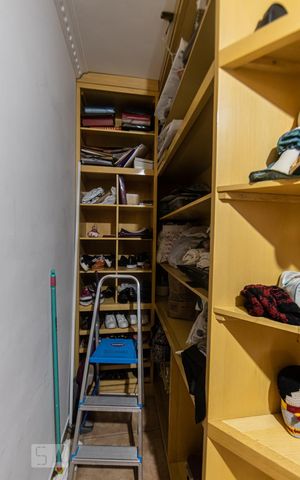 Casa à venda com 300m², 2 quartos e 1 vaga Casa à venda com 300m², 2 quartos e 1 vagaCloset Quarto 2