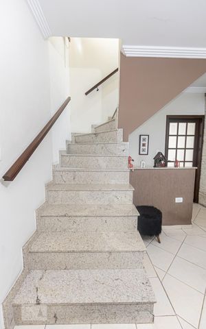 Casa à venda com 300m², 2 quartos e 1 vaga Casa à venda com 300m², 2 quartos e 1 vagaEscada