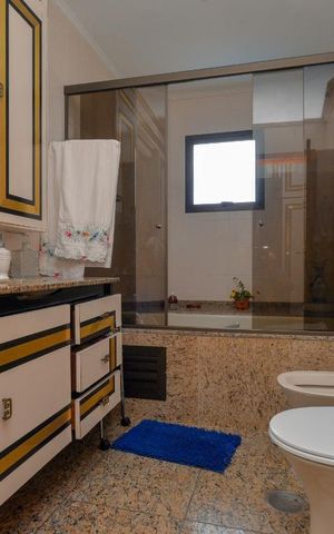 Apartamento à venda com 250m², 5 quartos e 4 vagas Apartamento à venda com 250m², 5 quartos e 4 vagasBanheiro da Suíte
