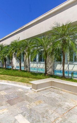 Apartamento para alugar com 205m², 4 quartos e 3 vagas Apartamento para alugar com 205m², 4 quartos e 3 vagasÁrea comum - Piscina Climatizada