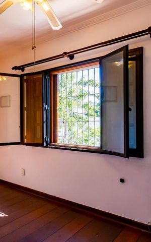 Casa à venda com 320m², 4 quartos e 3 vagas Casa à venda com 320m², 4 quartos e 3 vagasQuarto