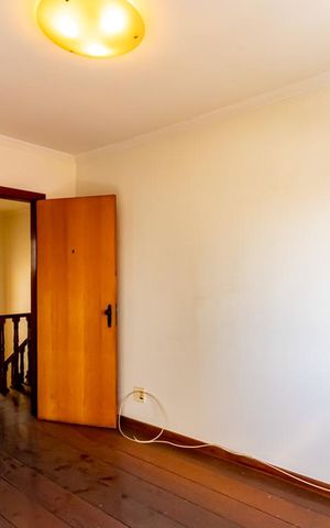 Casa à venda com 320m², 4 quartos e 3 vagas Casa à venda com 320m², 4 quartos e 3 vagasQuarto