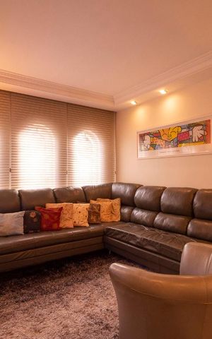 Casa à venda com 115m², 3 quartos e 5 vagas Casa à venda com 115m², 3 quartos e 5 vagasSala