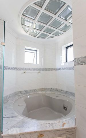 Apartamento à venda com 135m², 4 quartos e 3 vagas Apartamento à venda com 135m², 4 quartos e 3 vagasBanheiro 2 Suíte 1 Banheira