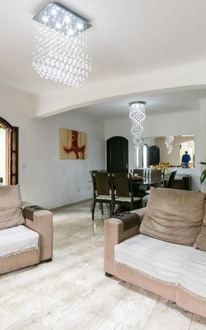 Casa à venda com 380m², 3 quartos e 6 vagasSala