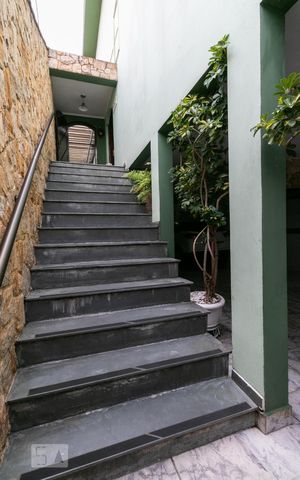 Casa à venda com 380m², 3 quartos e 6 vagasEscadas - Entrada