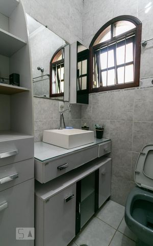 Casa à venda com 380m², 3 quartos e 6 vagasBanheiro da Suíte 2