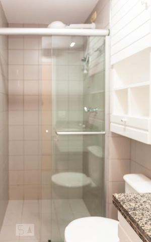 Apartamento para alugar com 64m², 2 quartos e 2 vagas Apartamento para alugar com 64m², 2 quartos e 2 vagasDetalhe do banheiro