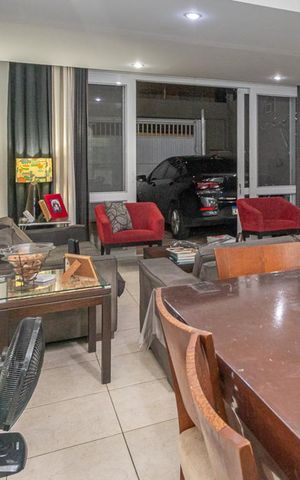 Casa à venda com 250m², 4 quartos e 2 vagas Casa à venda com 250m², 4 quartos e 2 vagasSala