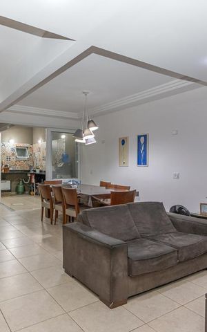 Casa à venda com 250m², 4 quartos e 2 vagas Casa à venda com 250m², 4 quartos e 2 vagasSala