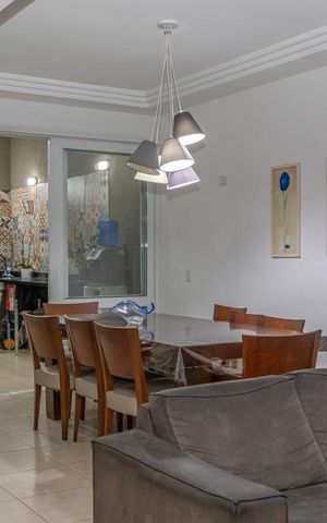 Casa à venda com 250m², 4 quartos e 2 vagas Casa à venda com 250m², 4 quartos e 2 vagasSala