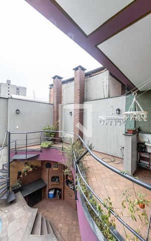 Casa à venda com 240m², 2 quartos e 2 vagas Casa à venda com 240m², 2 quartos e 2 vagasÁrea de Serviço
