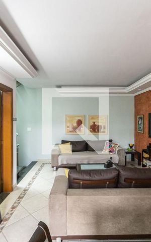 Casa à venda com 240m², 2 quartos e 2 vagas Casa à venda com 240m², 2 quartos e 2 vagasSala