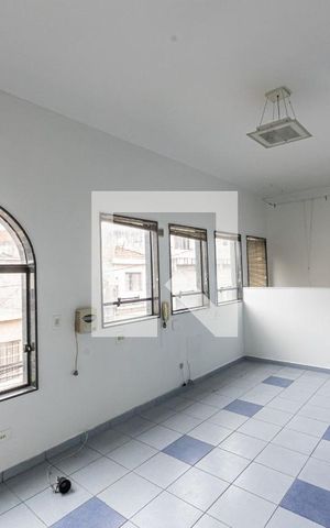 Casa à venda com 240m², 2 quartos e 2 vagas Casa à venda com 240m², 2 quartos e 2 vagasKitnet